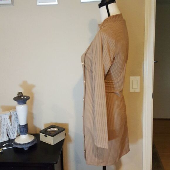 💲1️⃣0️⃣ Bundled ✔️ Ribbed Knit Mock Neck Fitted Dress M side button detail - Picture 9 of 14